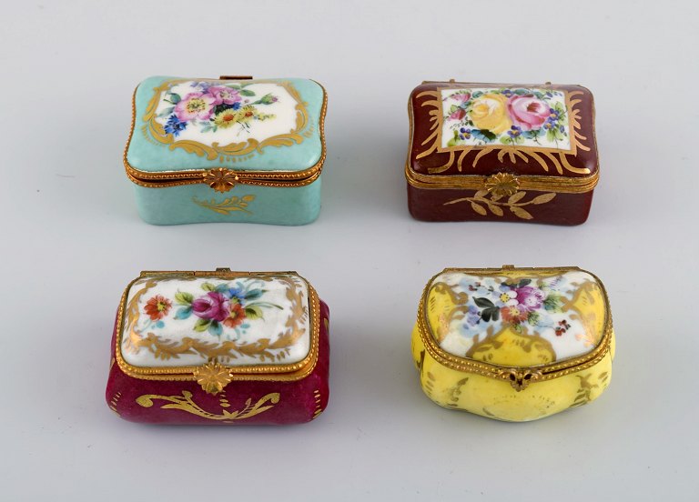 Limoges, Frankrig. Fire små lågskrin i porcelæn med håndmalede blomster og 
gulddekoration. Tidligt 1900-tallet.
