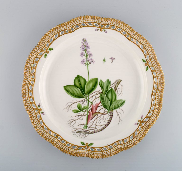 Stort rundt Royal Copenhagen Flora Danica serveringsfad i håndmalet porcelæn med 
blomster og gulddekoration. Modelnummer 20/3529. Dateret 1963.  
