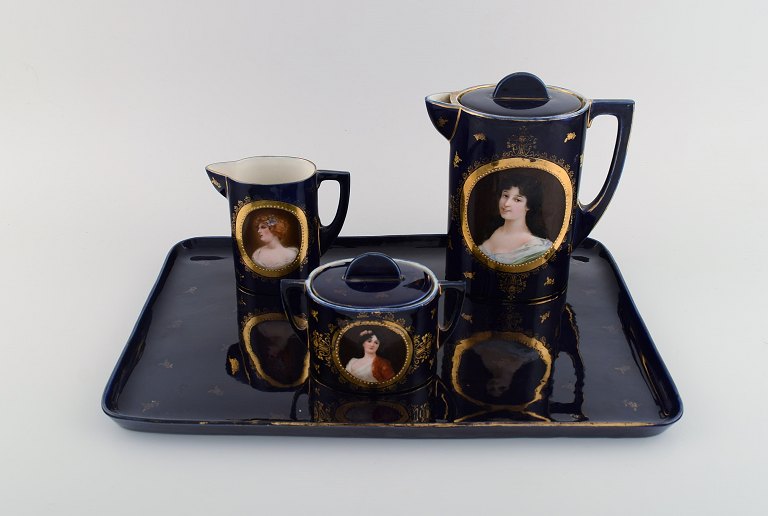 Antikt kaffeservice i håndmalet porcelæn med motiver af unge kvinder i profil og 
gulddekoration. Wien, sent 1800-tallet.
