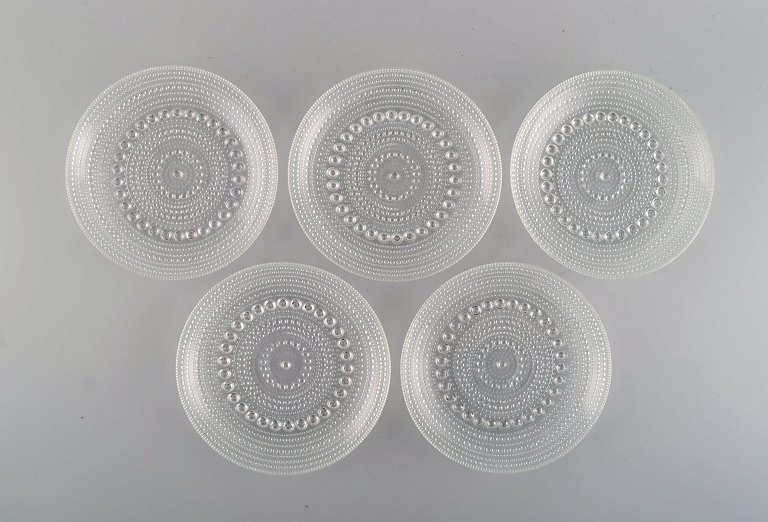 Oiva Toikka for Arabia. Five Kastehelmi plates in clear art glass. Finnish 
design, 1970s.
