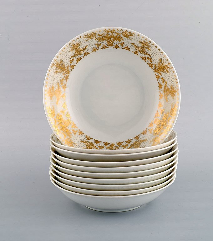 Bjørn Wiinblad for Rosenthal. 10 dybe tallerkener i porcelæn med gulddekoration. 
1980