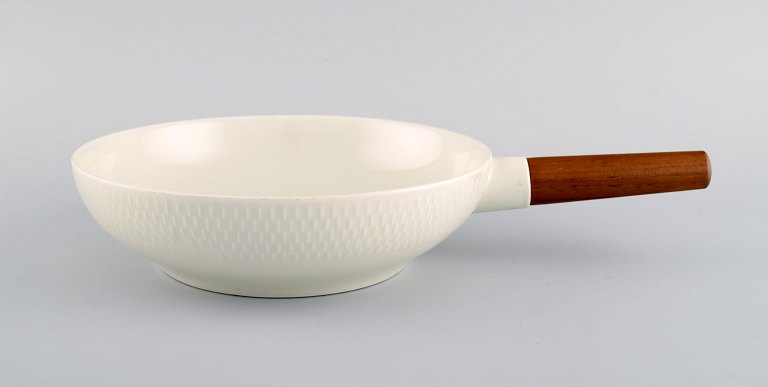 Royal Copenhagen Wheat Grain casserole in porcelain with wooden handle. Dated 
1968.
