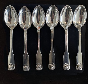 spoons, mussel, hammered
Evald Nielsen
830 S
ca. 19 cm
Inscription on the back
