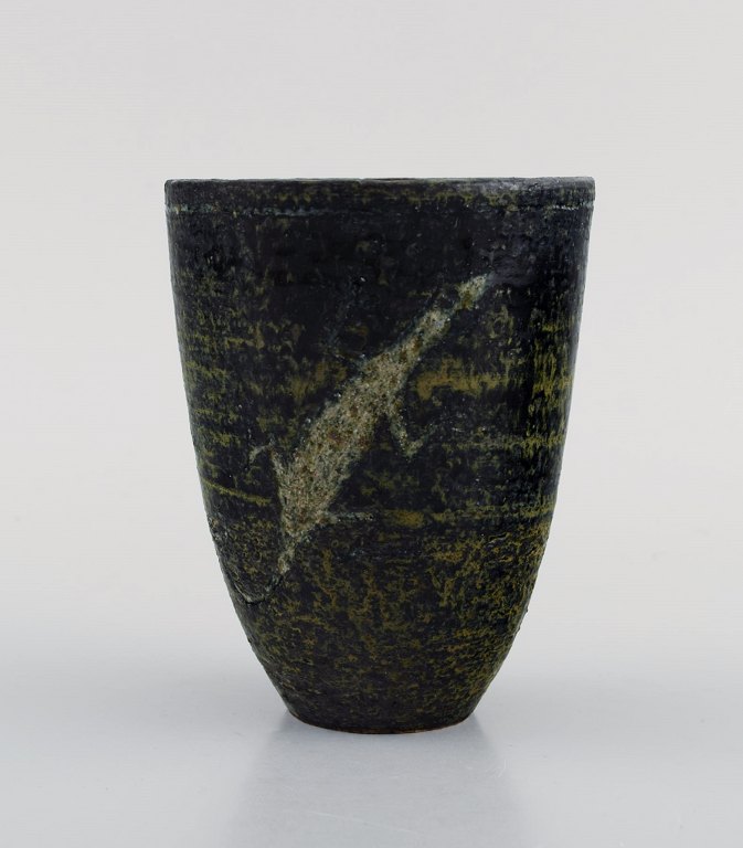 European studio ceramicist. Unique vase in glazed stoneware decorated with 
lizard. Late 20th century.

