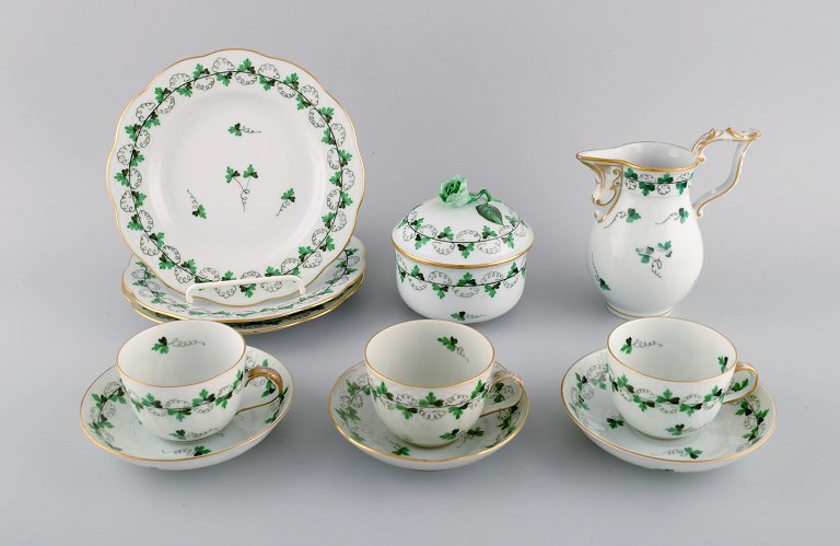 Herend Grøn Trekløver kaffeservice til tre personer i håndmalet porcelæn med 
guldkant. Midt 1900-tallet.
