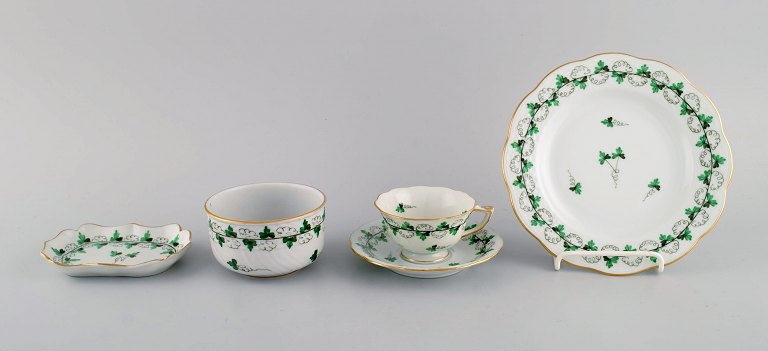 Herend Grøn Trekløver egoist kaffeservice i håndmalet porcelæn med guldkant. 
Midt 1900-tallet.
