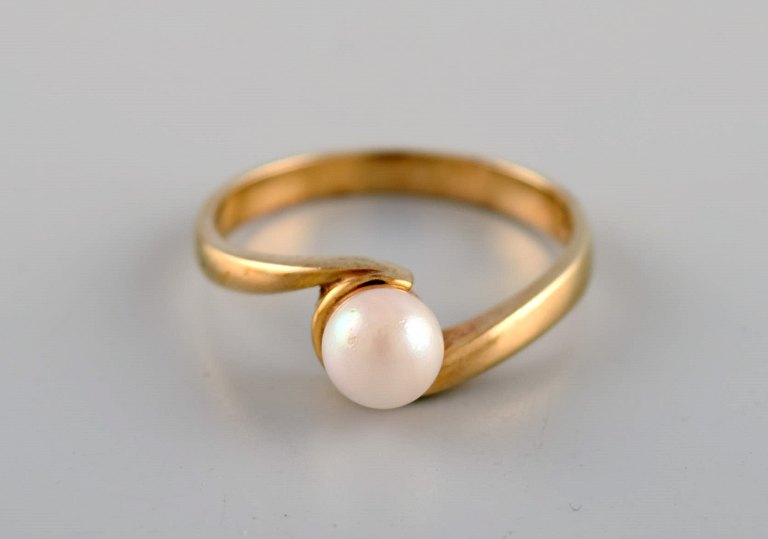 Danish jeweler. Vintage ring in 8 carat gold adorned with cultured pearl. 
Mid-20th century.
