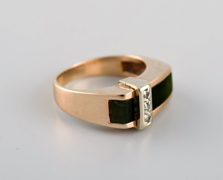 Dansk guldsmed. Vintage ring i 14 karat guld prydet med grøn turmalin og tre små 
diamanter. Midt 1900-tallet.
