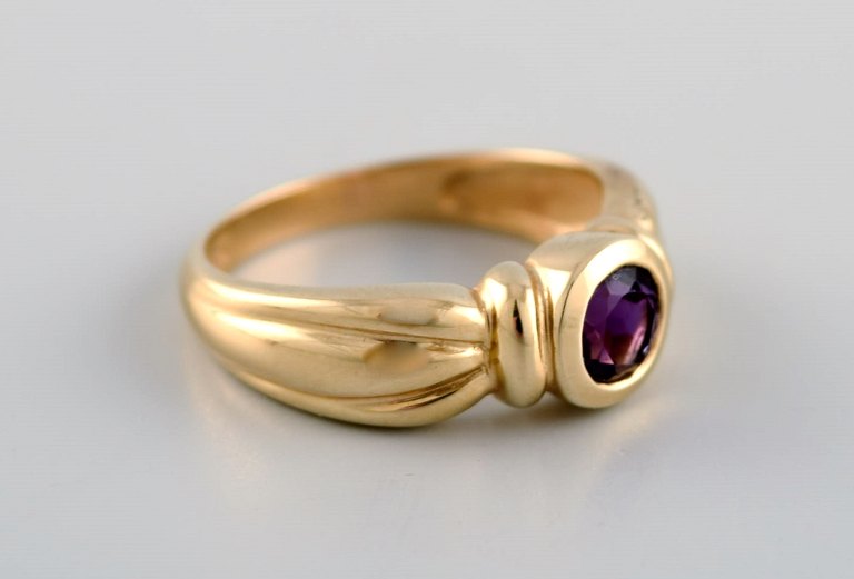 Hermann Siersbøl - Denmark. Vintage ring in 14 carat gold adorned with amethyst. 
Danish design, mid 20th century.
