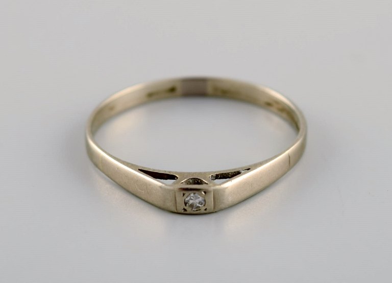 Swedish jeweler. Vintage ring in 18 carat white gold adorned with diamond. 
Mid-20th century.
