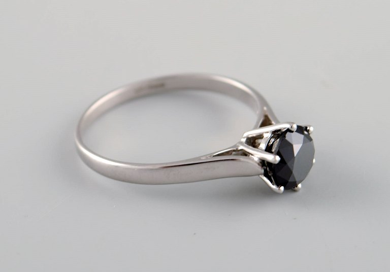 Chanti ring in 9 carat white gold adorned with black semi-precious stone. Late 
20th century.
