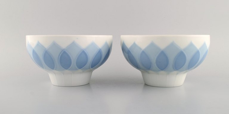 Bjørn Wiinblad for Rosenthal. To Lotus skåle i porcelæn dekoreret med lyseblå 
lotusblade. 1980