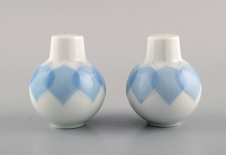 Bjørn Wiinblad for Rosenthal. Lotus salt- og beperbøsse i porcelæn dekoreret med 
lyseblå lotusblade. 1980