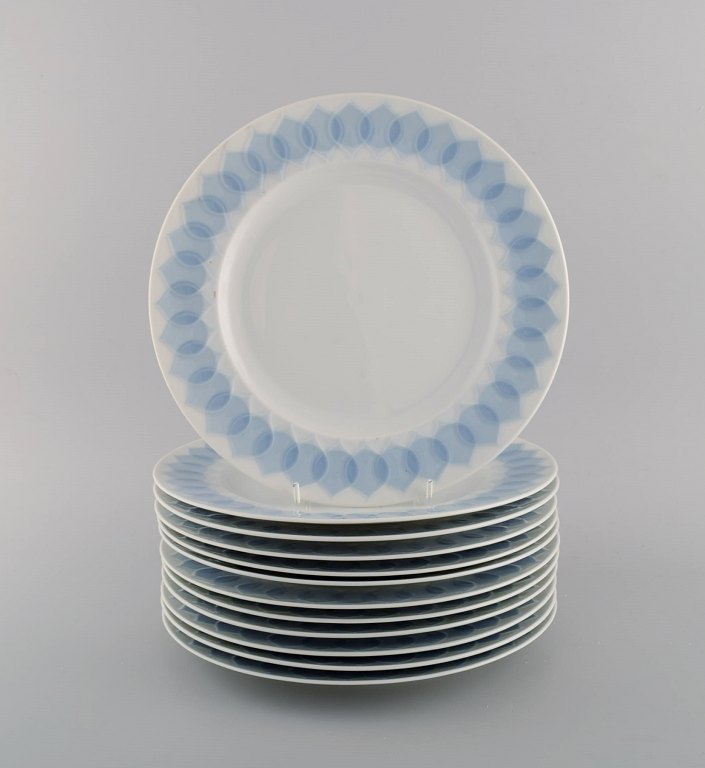 Bjørn Wiinblad for Rosenthal. Tolv Lotus middagstallerkener i porcelæn dekoreret 
med lyseblå lotusblade. 1980