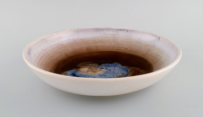 Georges Jouve (1910-1964), France. Unique bowl in glazed stoneware. Beautiful 
glaze in blue and light earth tones. Mid-20th century.
