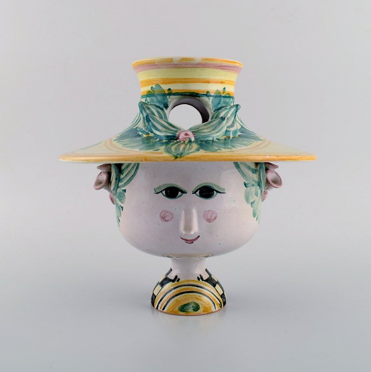 Bjørn Wiinblad (1918-2006), Danmark. Unika vase i håndmalet glaseret stentøj. 
Dame med hat. Modelnummer V51. Dateret 1986.
