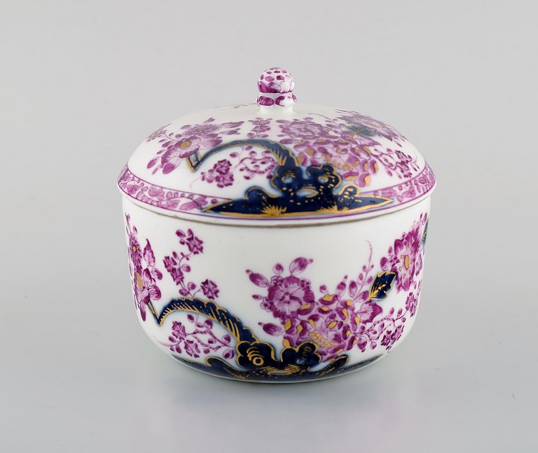 Antik Meissen lågskål i håndmalet porcelæn. Purpur blomster og guldekoration. 
Museumskvalitet, ca. 1740.
