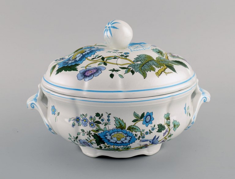 Spode, England. Mulberry lidded soup tureen in hand-painted porcelain with 
floral and bird motifs. 1960s / 70s.
