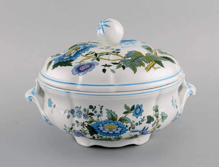 Spode, England. Mulberry suppeterrin i håndmalet porcelæn med  blomster- og 
fuglemotiver. 1960/70