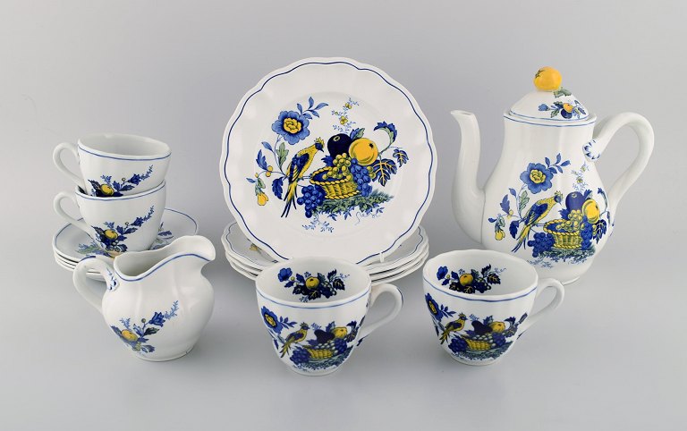 Spode, England. Blue Bird coffee service in hand-painted porcelain for four 
people. 1930s / 40s.
