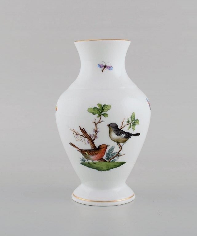 Herend Rothschild Bird porcelain vase with hand-painted birds, butterflies and 
gold decoration. Mid-20th century.
