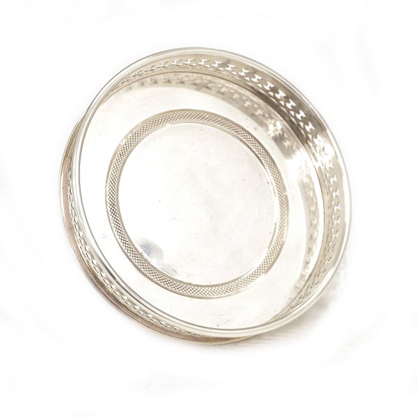 A silver coaster. D: 12,5cm. W: 102,6gr