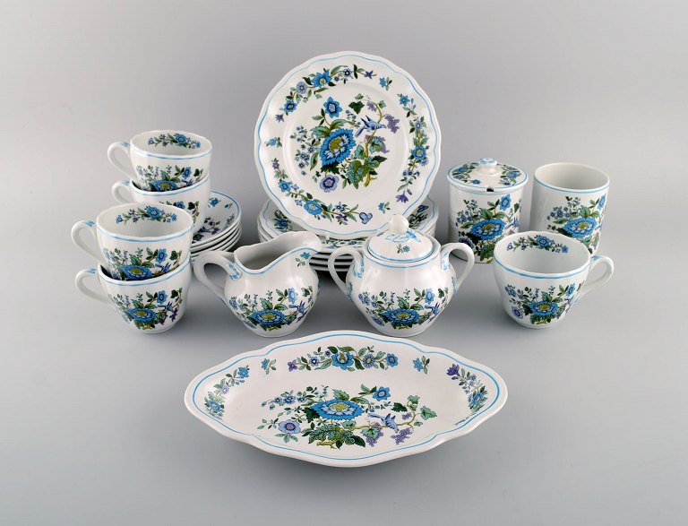 Spode, England. Mulberry kaffeservice til fem personer i håndmalet porcelæn med 
blomster- og fuglemotiver. 1960/70