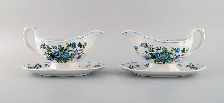Spode, England. Two Mulberry sauce boats in hand-painted porcelain with floral 
and bird motifs. 1960s / 70s.
