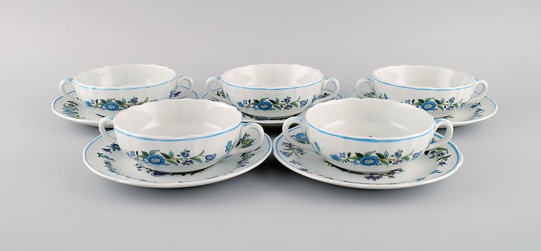 Spode, England. Five Mulberry bouillon cups with saucers in hand-painted 
porcelain with floral and bird motifs. 1960s / 70s.
