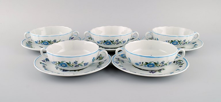 Spode, England. Fem Mulberry boullionkopper med underkopper i håndmalet porcelæn 
med blomster- og fuglemotiver. 1960/70