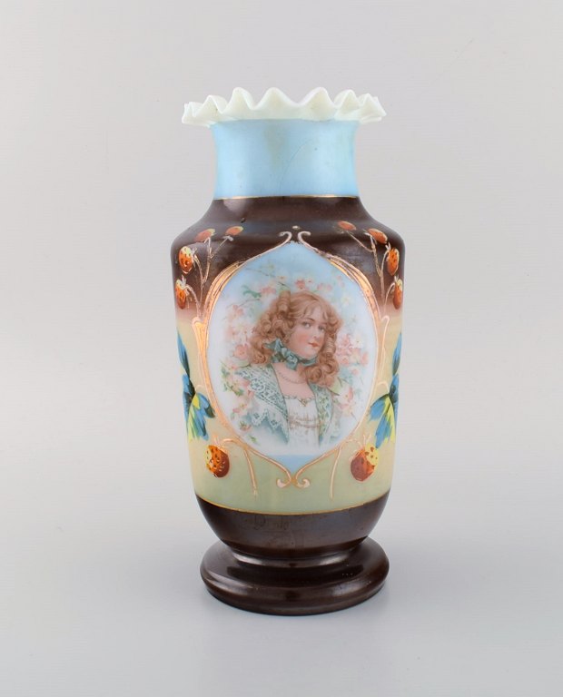 Antik vase i mundblæst opalineglas med håndmalet motiv af ung kvinde og jordbær. 
Ca. 1900.  
