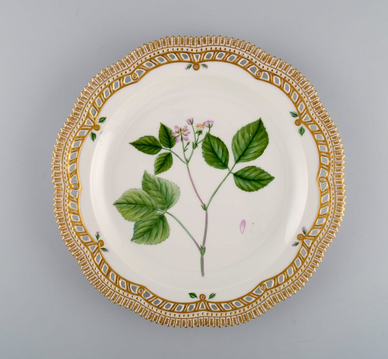 Royal Copenhagen Flora Danica tallerken i gennembrudt porcelæn med håndmalede 
blomster og gulddekoration. Modelnummer 20/3526. Dateret 1966.
