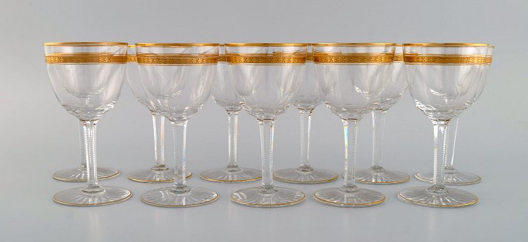 Baccarat, France. 11 art deco wine glasses in mouth-blown crystal glass with 
gold decoration in the form of leaves. 1930s.
