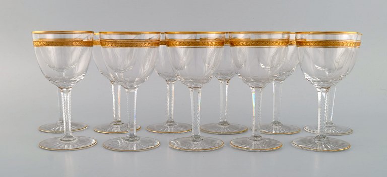 Baccarat, Frankrig. 11 art deco vinglas i mundblæst krystalglas med 
gulddekoration i form af blade. 1930