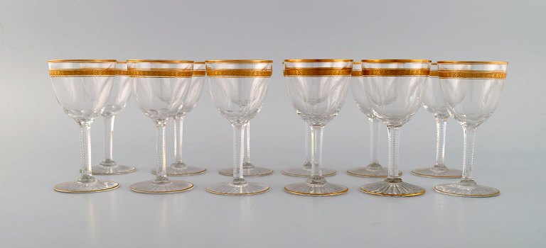 Baccarat, France. Twelve art deco wine glasses in mouth-blown crystal glass with 
gold decoration in the form of leaves. 1930s.
