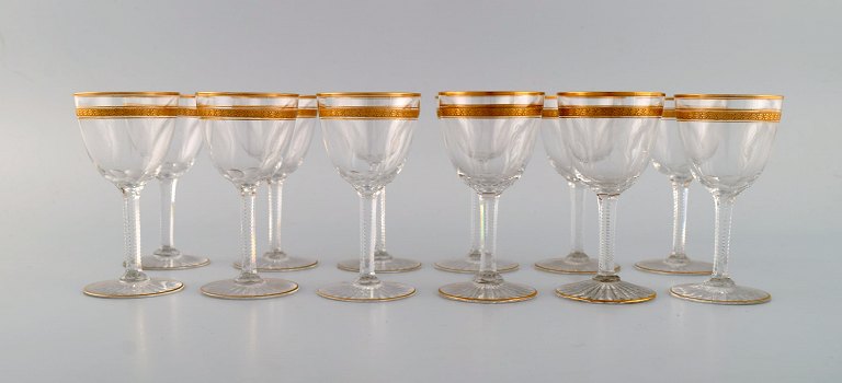 Baccarat, Frankrig. Tolv art deco hedvinsglas i mundblæst krystalglas med 
gulddekoration i form af blade. 1930