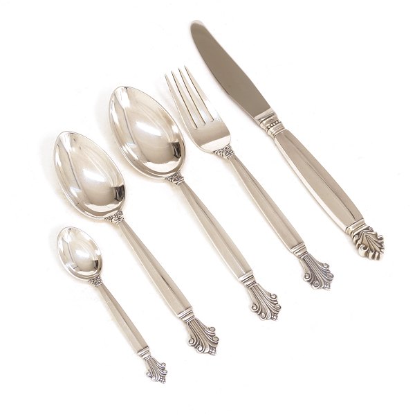 Georg Jensen Dronning bestik til 12 personer samt serveringsske. Fremstillet i 
1940erne. designet af Johan Rohde 1917. I alt 61 dele