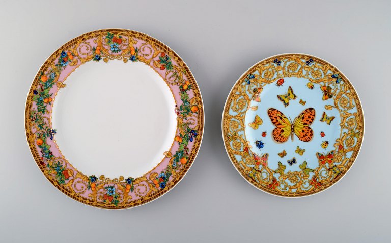 Gianni Versace for Rosenthal. Two Le jardin des pappilons plates in porcelain. 
Late 20th century.
