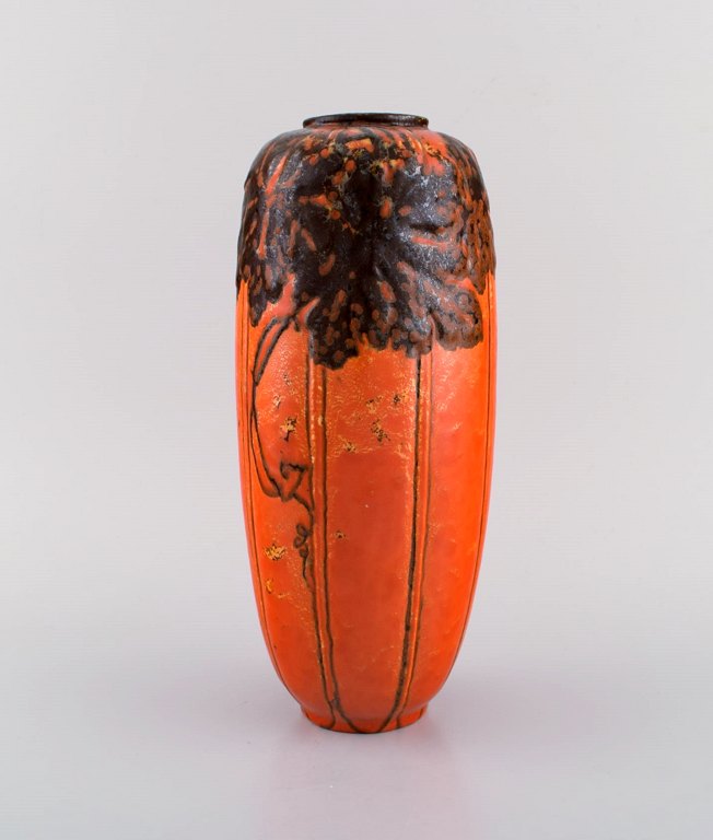 Royal Pilkington, England. Vase i glaseret keramik. Smuk orange glasur og 
metalliske blomster. 1920/30