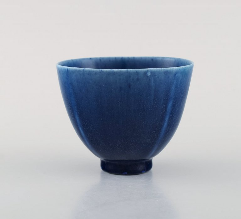 Berndt Friberg for Gustavsberg. Selecta skål i glaseret keramik. Smuk glasur i 
blå nuancer. 1960
