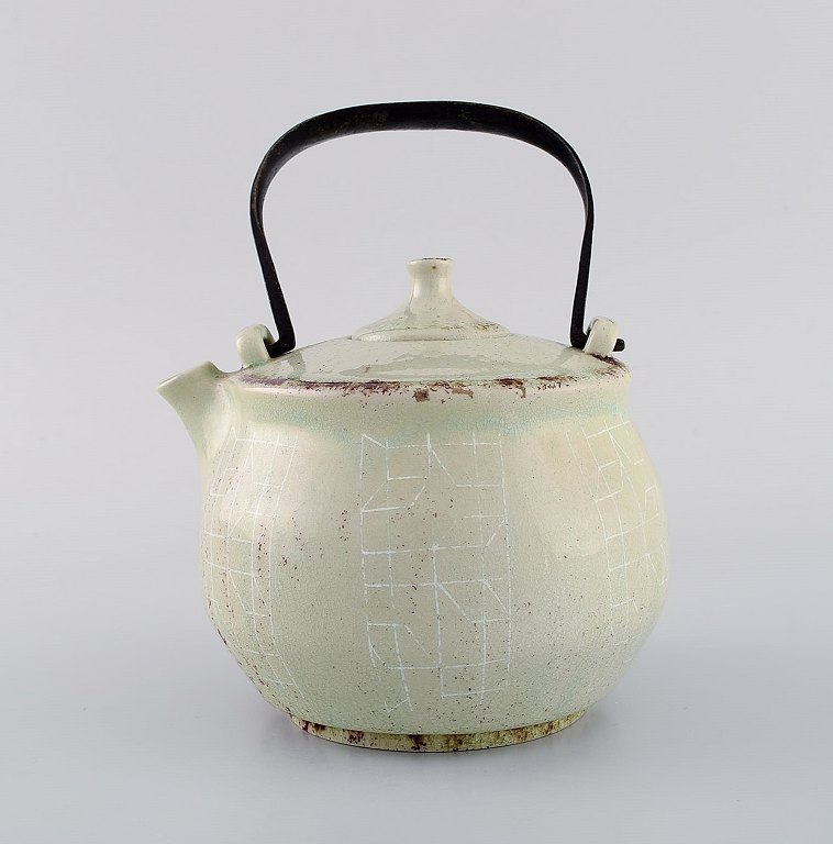 Carl Harry Stålhane (1920-1990) for Rörstrand. Teapot in glazed ceramics. 
Geometric fields in sgraffito technique. 1960s.
