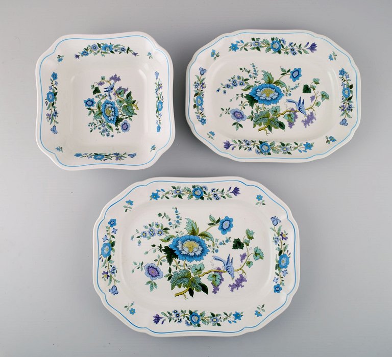 Spode, England. Skål og to fade i håndmalet porcelæn med blomster- og 
fuglemotiver. 1960/70