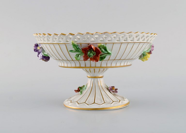 Dresden opsats i gennembrudt porcelæn med håndmalede blomster og gulddekoration. 
1920