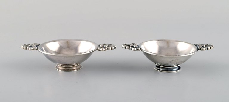 Franz Hingelberg. Two salt vessels in sterling silver with leaf-shaped handles. 
Model number 1089 D. 1930/40