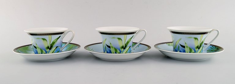 Gianni Versace for Rosenthal. Three Jungle tea cups with saucer in porcelain 
with gold decoration and green leaves. Late 20th century.
