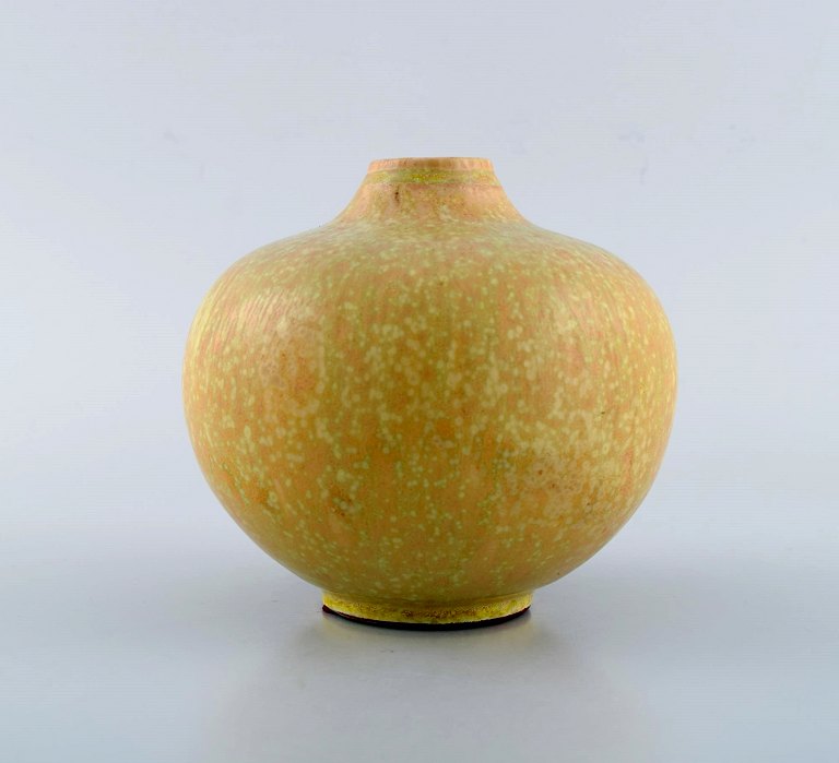 Carl Halier for Royal Copenhagen. Vase in glazed stoneware. Beautiful eggshell 
glaze in yellow shades. Mid-20th century.
