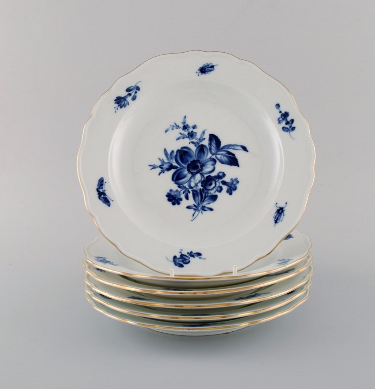 Seks antikke Meissen frokosttallerkener i porcelæn med håndmalede blomster, 
insekter og guldkant. Ca. 1900.
