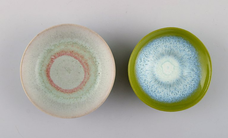 Gunnar Nylund for Rörstrand. Two miniature bowls in glazed ceramics. Beautiful 
glazes. Mid-20th century.
