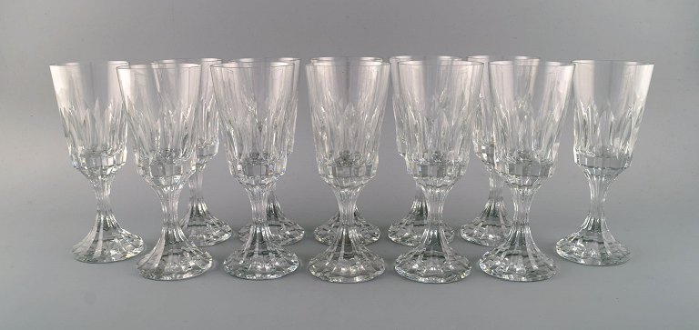 Baccarat, France. Twelve art deco Assas red wine glasses in mouth blown crystal 
glass. 1930