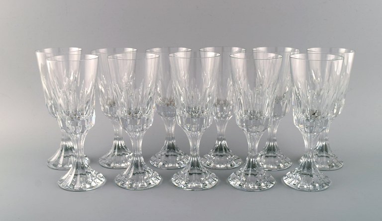 Baccarat, Frankrig. 11 art deco Assas rødvinsglas i mundblæst krystalglas. 
1930